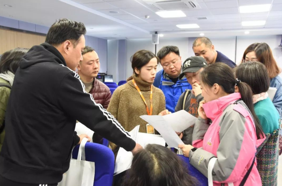 美女学霸高考678分，父母办升学宴，却遭亲戚当众嘲讽