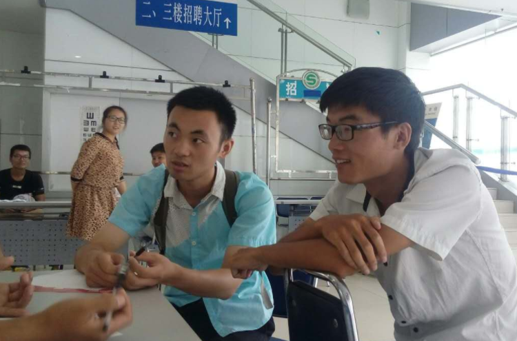 大学生毕业后，付费实习是捷径还是“天坑”？医学生闻言潸然泪下