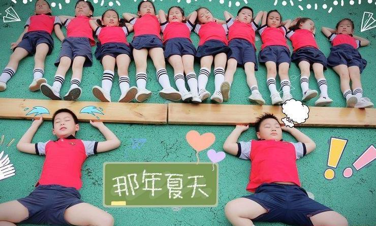 幼儿园创意毕业照不输大学生，家长看后喜笑颜开，一群小大人