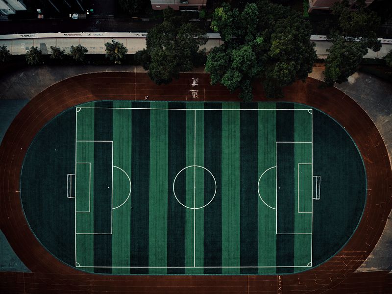 足球场上圆和半圆是什么区域（足球赛场的大小禁区，为什么不设置成两个半圆，而是矩形呢）