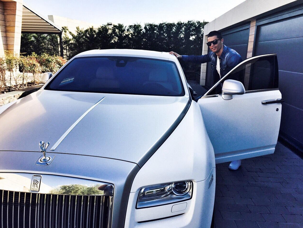 c罗车库有什么车图片（C罗的车库有多“豪”？20辆豪车挤爆停车场，光布加迪就3部）