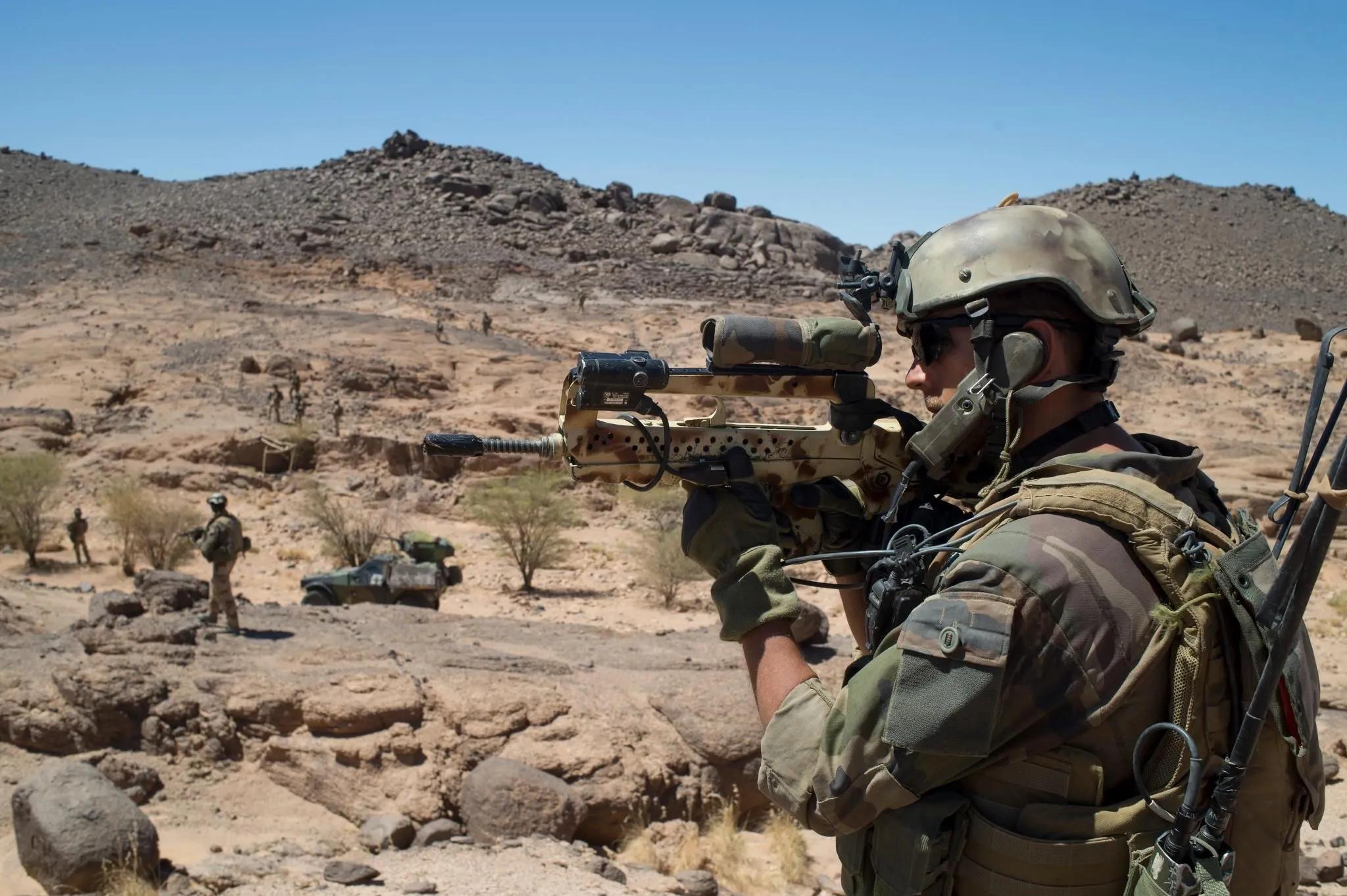 外籍军团现有编制为法国外籍兵团第1步兵团,第2外籍步兵团,第3外籍