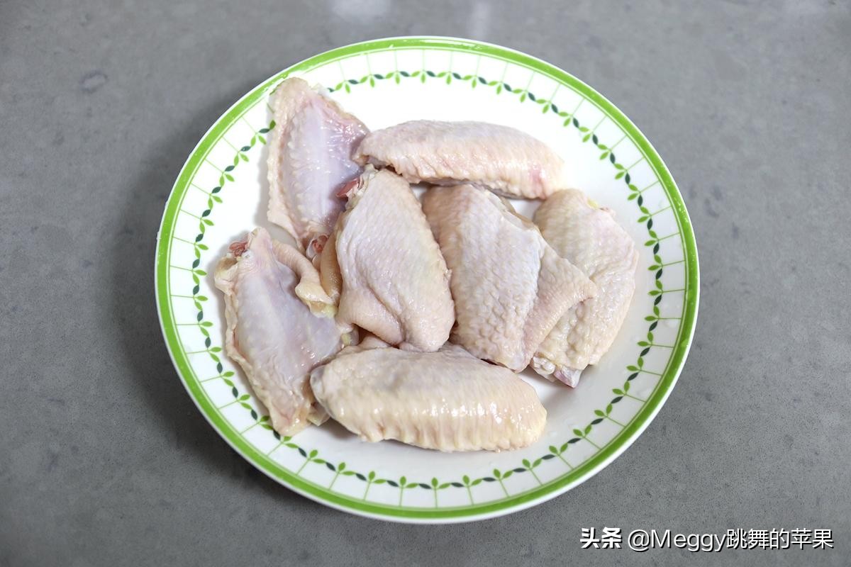 突破传统的鸡翅做法，爆炒出锅滑又嫩，去腥不用酒，只用这一味料
