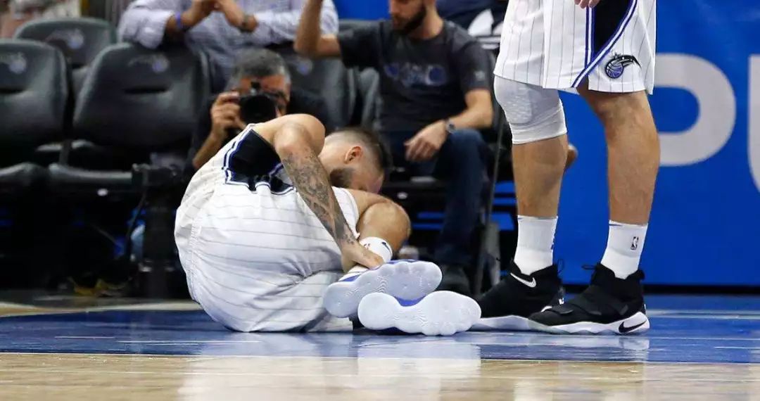 为什么nba球员早年不幸运(别只羡慕球星千万年薪，NBA打球的风险你敢承受吗？)