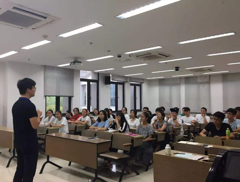 大一新生开学，应如何自我介绍，导员：做到两说两不说准新生注意
