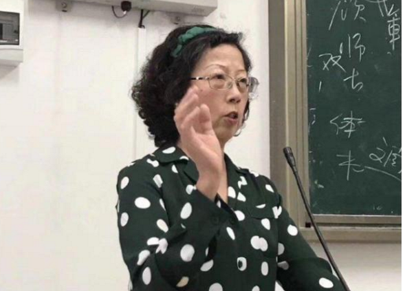 大学“精致女教师”走红，每天穿着打扮都不重样，堪比时尚达人