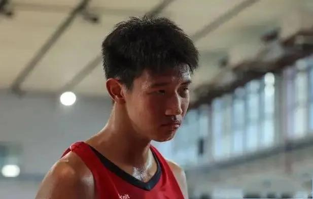 cba黄明依哪里人(不世之材-黄明依，若允许18岁以下打CBA，广东队中锋有望了)