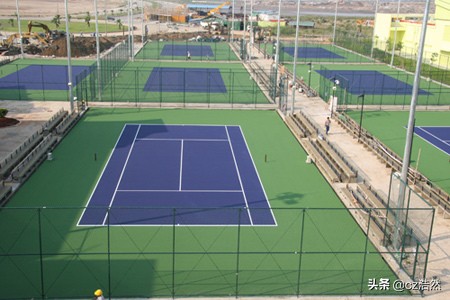 网球双打场地的端线(网球场地的标准尺寸是多少？)