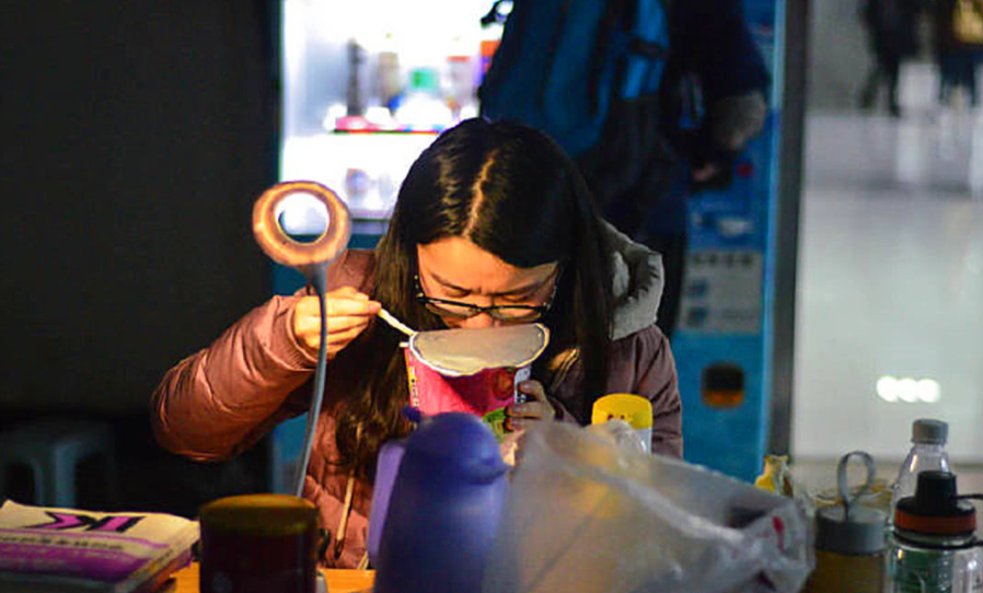 贫困生就得穷酸？大学生因为穿了一双耐克鞋，助学金被取消