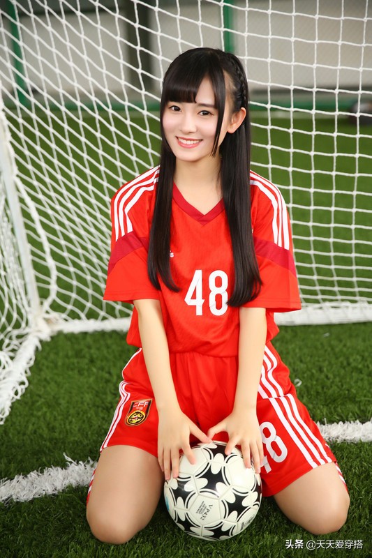 足球拍照艺术照(关晓彤、鞠婧祎、杨幂等大女星足球宝贝造型，你觉得谁最美？)