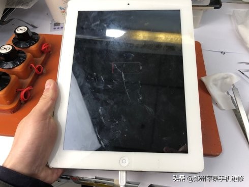 iPad4代不开机黑屏不显示维修