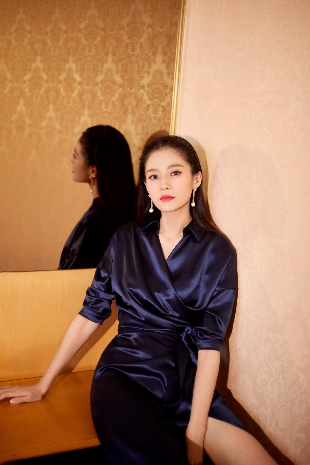 只见"纯妃"变女强人,穿宝石蓝真丝开叉长裙,配高跟鞋霸气满分!