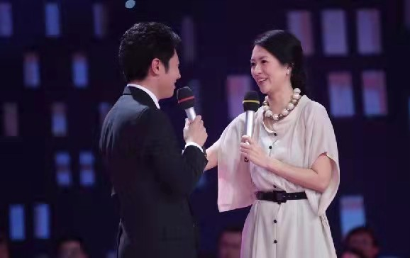 18岁保送北大，娶外国妻子生下龙凤胎，撒贝宁才是人生大赢家