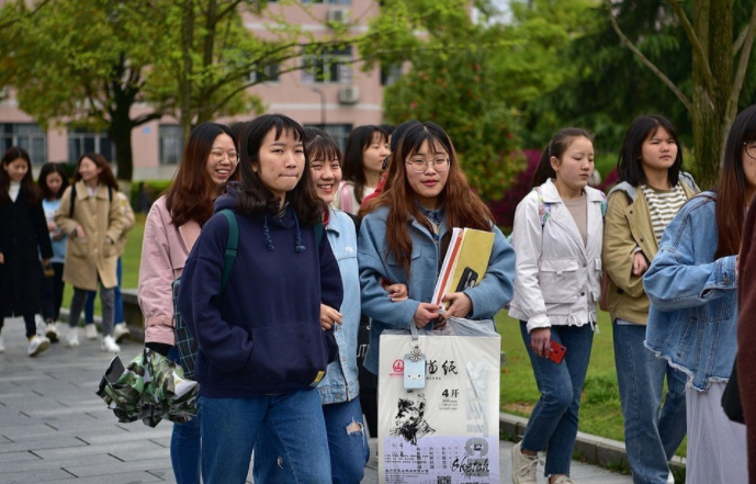 大一新生要不要迁户口，聪明的学生已经做好准备，以免将来后悔