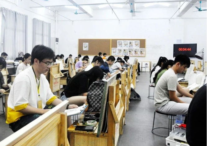 2021届大一新生报到时间确定，有人欢喜有人愁，最晚的10月才开学