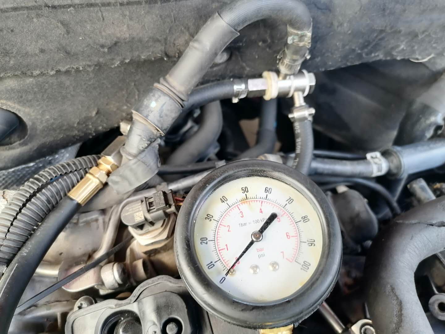 维修奥迪888发动机混合气过稀、油泵压力过低启动困难