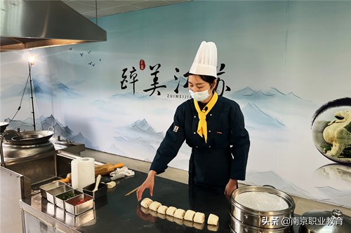 江苏广电总台《早安江苏》节目组走进南京商业学校