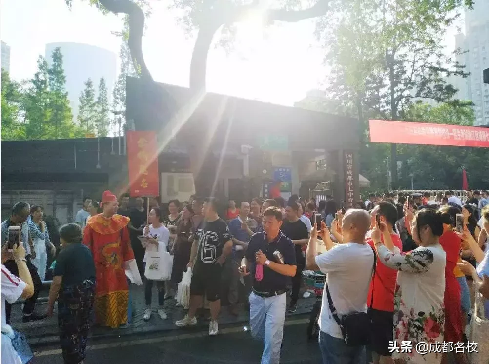 “我的儿子一定能上四七九！”今天，12万考生，决战中考