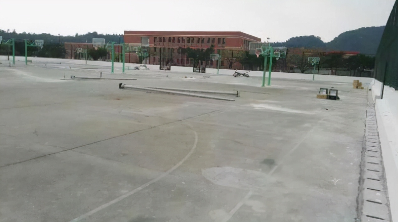 2個(gè)籃球架就可以地面混泥土（籃球場怎么做的，用什么材質(zhì)好？）