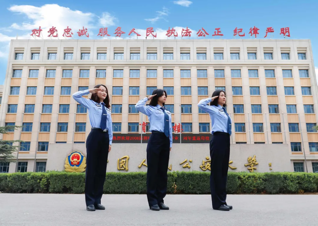 都是“警察”,为什么用英语说 police officer 比 policeman 好?