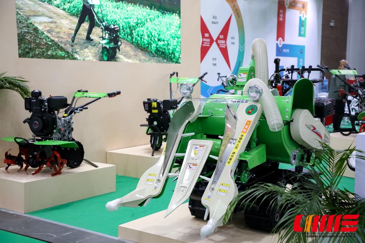 國際農(nóng)機展半喂入和小型水稻收割機