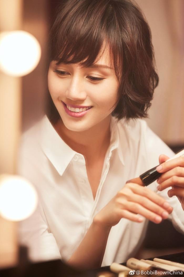 细软发质短发怎么留?袁泉层次感微卷发太有型,照着做时尚又减龄