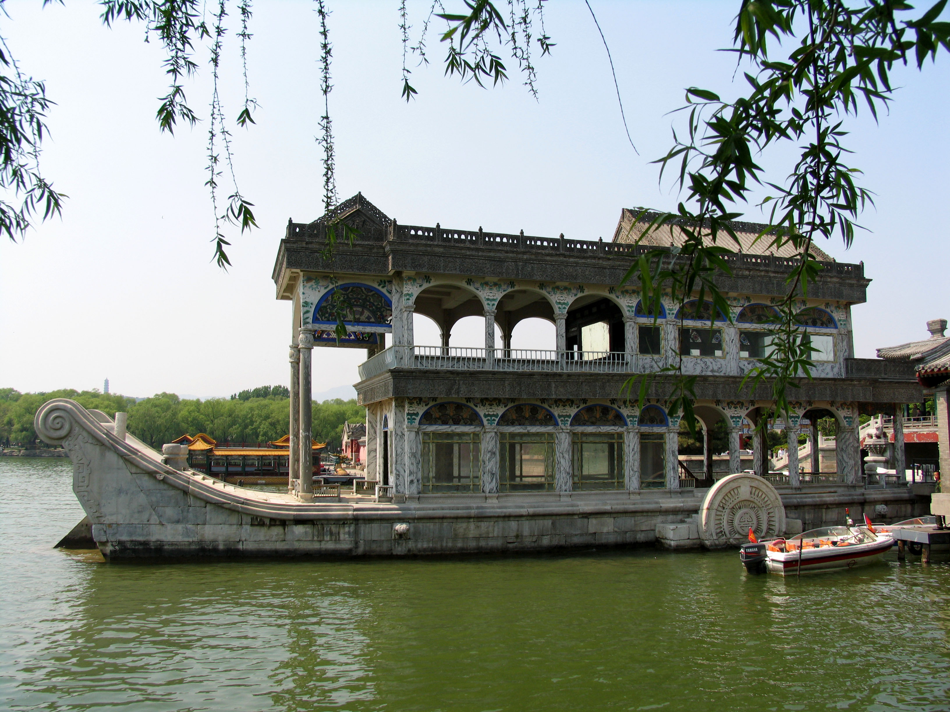 石舫颐和园的长廊长约728米,长廊中绘有彩画8000多幅,为世界长廊之最.