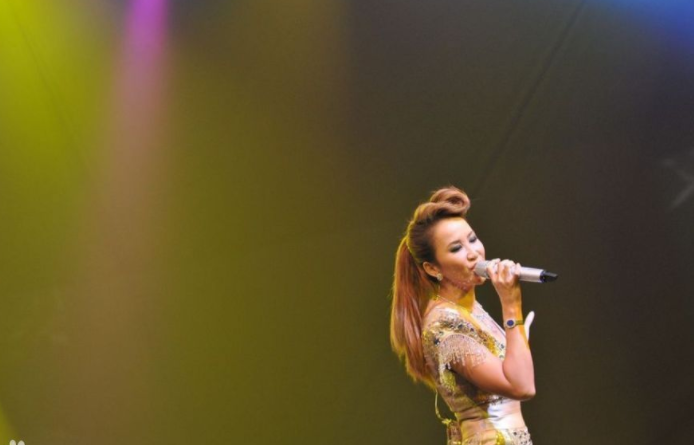 遗腹子被雪藏还一度失声，不认命成天后，36岁嫁豪门却生不出孩子