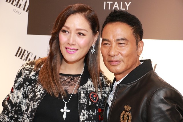 任达华的老婆不愧是模特出身，穿黑色渔网袜真撩人，更显腿长了