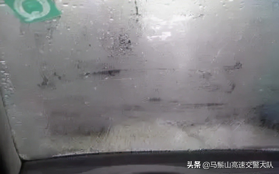 车窗除雾技巧：冷风还是热风更有效？
