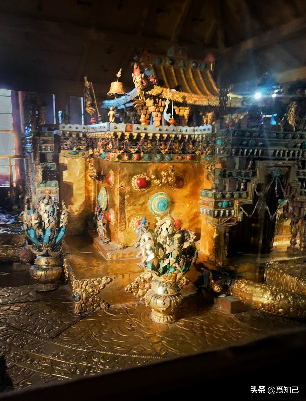 布达拉宫内部金碧辉煌,陈设着大量的稀世珍宝,每一件都价值连城 第18