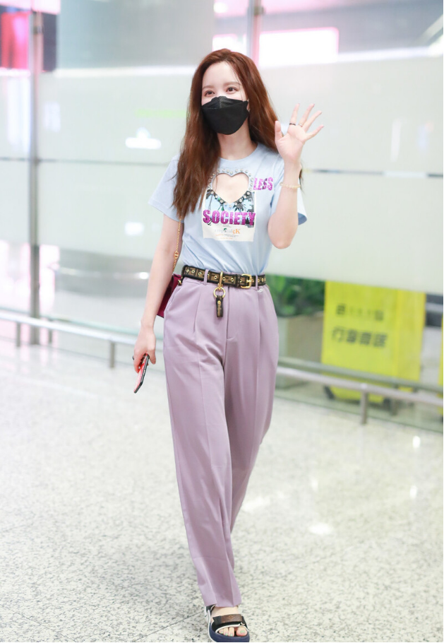 张萌胳膊上套黑丝小露香肩，女人味也太足了，这细腰长腿可真火辣