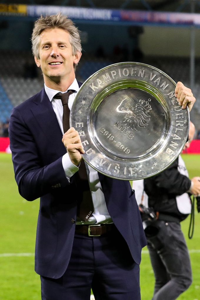 切赫宣布季尾退役(与曼联相逢恨晚的"荷兰钢门"范德萨,红魔史上最佳