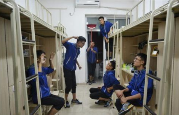 宿舍太热又没空调怎么办？忍了文理科生，美术生这招让人憋不住笑