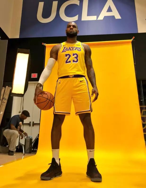 詹姆斯图片高清壁纸霸气(「湖蜜请查收」詹姆斯湖人高清炫酷壁纸66张!