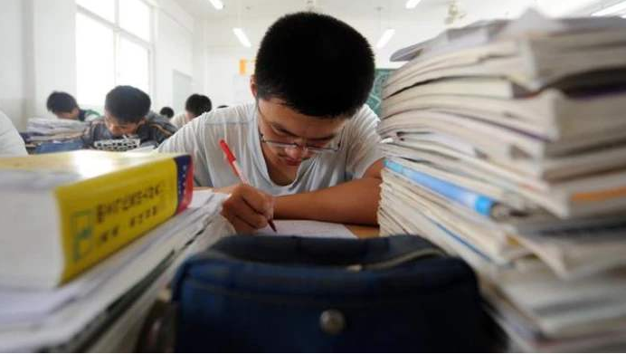 高中生是否有望上名牌大学，需要看这几科成绩，班主任说出原因