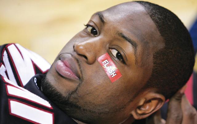 为什么nba球星不带护膝（被NBA明令禁止的几种装备，乔丹AJ鞋都被禁，甚至连搞发型也不行）