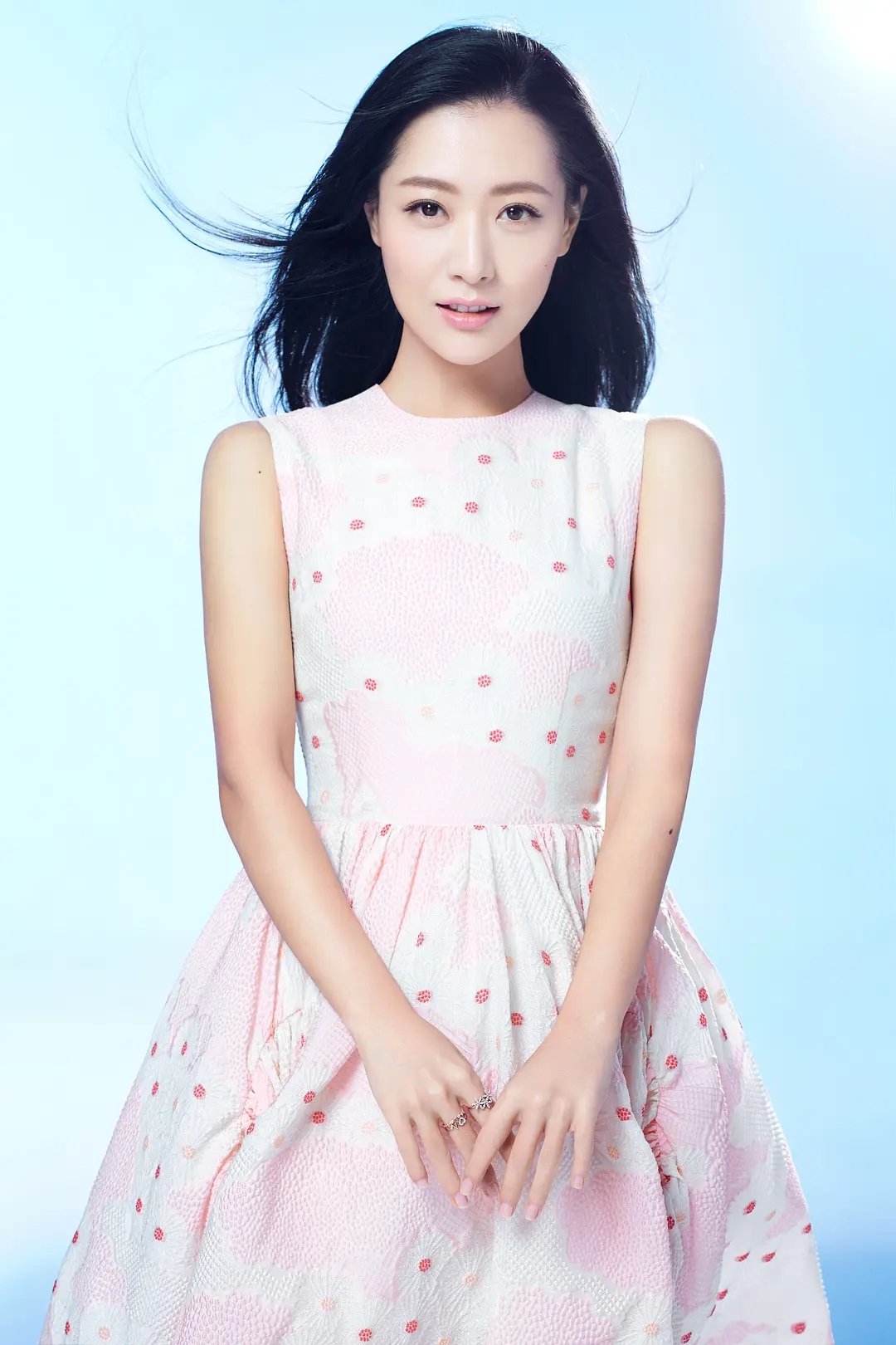 34岁白冰大秀性感马甲线,她如何从大学生变成"小金喜善"?