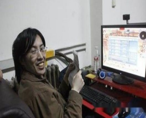 高考647分的高材生，蜗居网吧4年不曾回家，不换衣服也不洗衣服