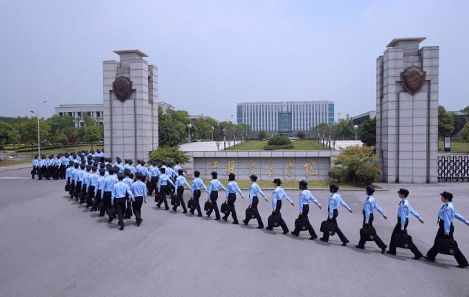 江苏一所很牛的二本大学，录取分数线超一本，毕业生多半是公务员