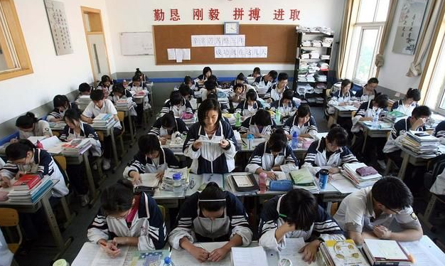 河南考生冯华毅：高考650分选择复读，今年考得更好却笑不出来