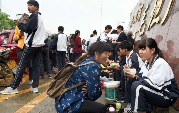 高考结束铃声响起，考生母亲“坐地大哭”，这个问题很严重