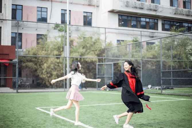 女大学生穿“日式校服”拍毕业照，甜美可爱却引人批评：有伤风化