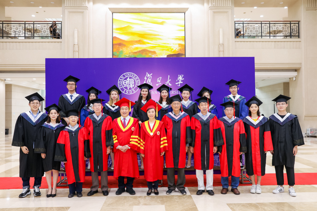 毕业季，复旦大学书记校长喊毕业生合影啦！