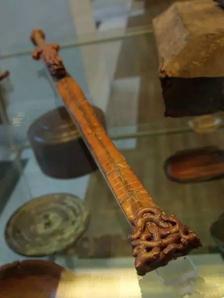 西汉流传一把千年铁剑，却被国人认为太晦气，后流落英国变成国宝