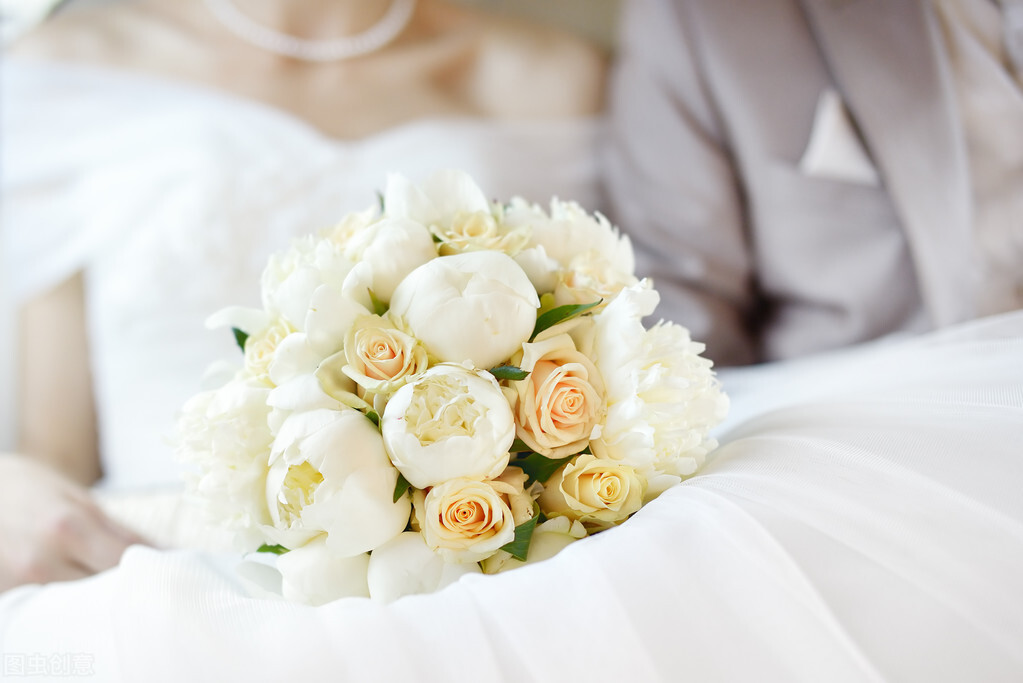 【新婚贺词】愿你们永结同心，幸福美满，携手共度每一个春夏秋冬！