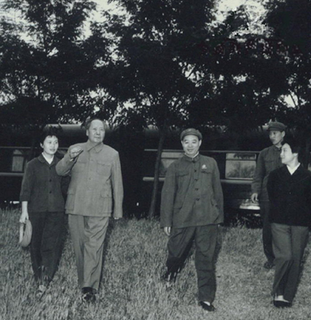 《水调歌头·重上井冈山》：世上无难事，只要肯登攀
