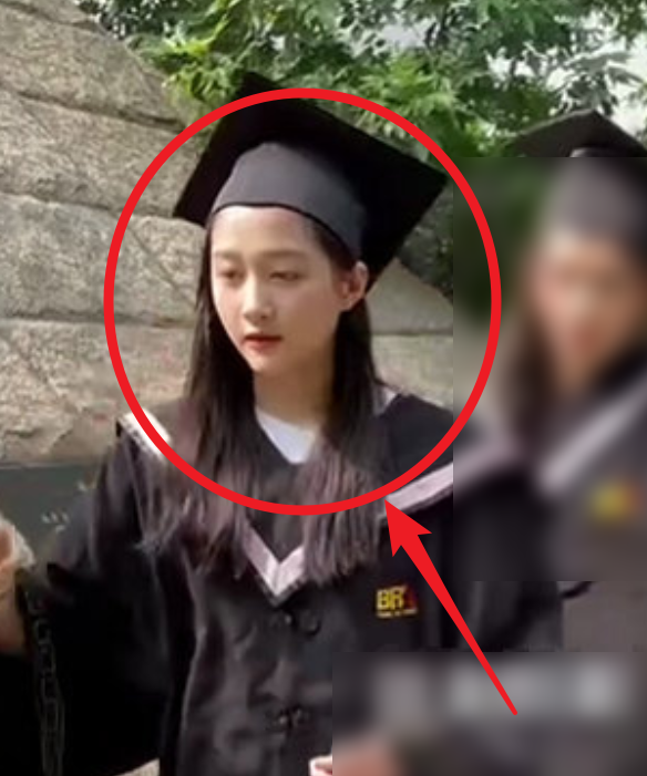 关晓彤回校拍毕业照，同学们随手一拍，生图下尽显真实颜值