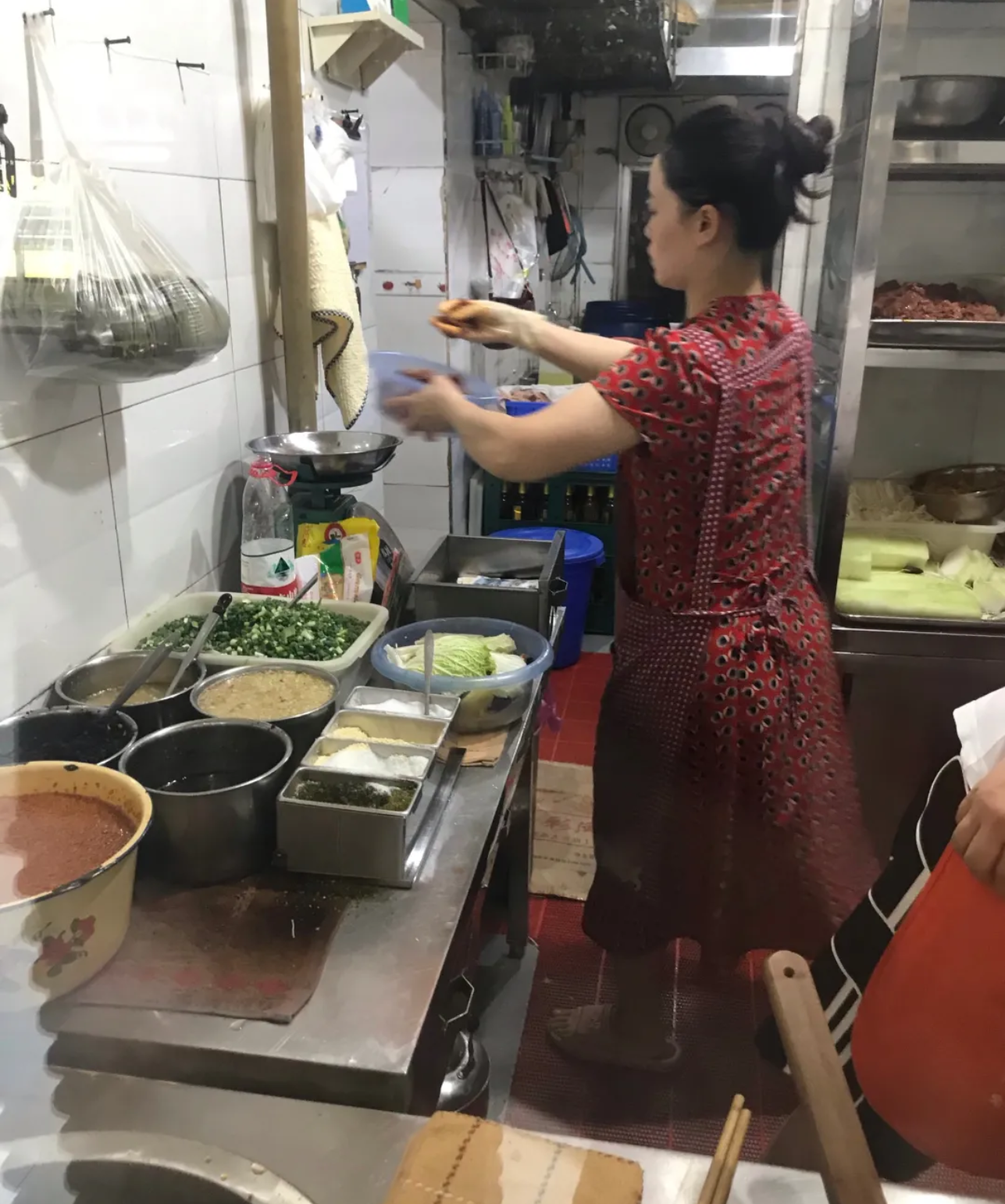 成都“最火爆”冒菜馆子，60元一斤，一大盆红油，顾客都按斤点菜