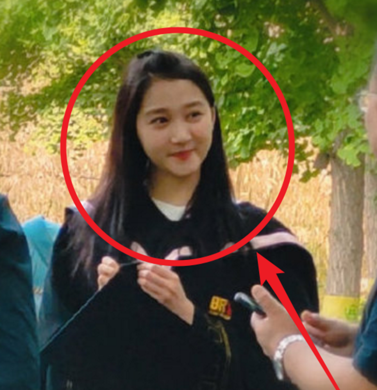 关晓彤回校拍毕业照，同学们随手一拍，生图下尽显真实颜值